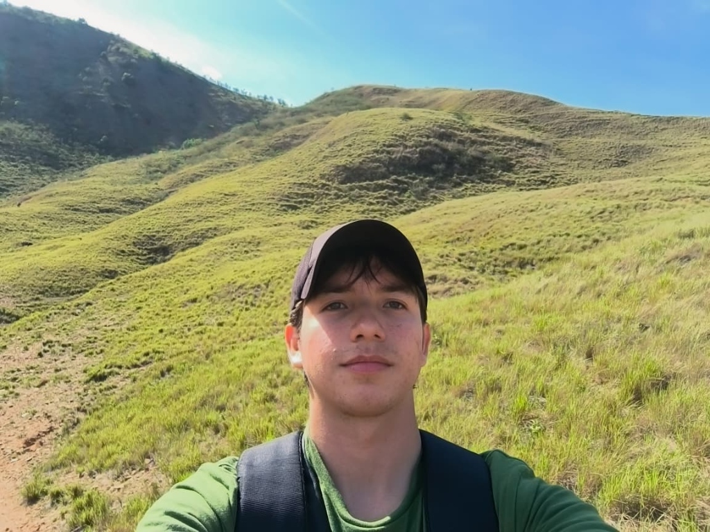 Cristian en la montaña durante una caminata fotográfica